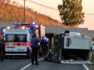 Perde il controllo del furgone e si ribalta: estratto dalle lamiere e soccorso con l&#8217;eliambulanza