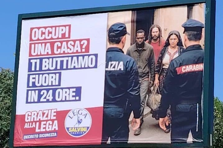 Uno dei manifesti affissi dalla Lega a Roma.