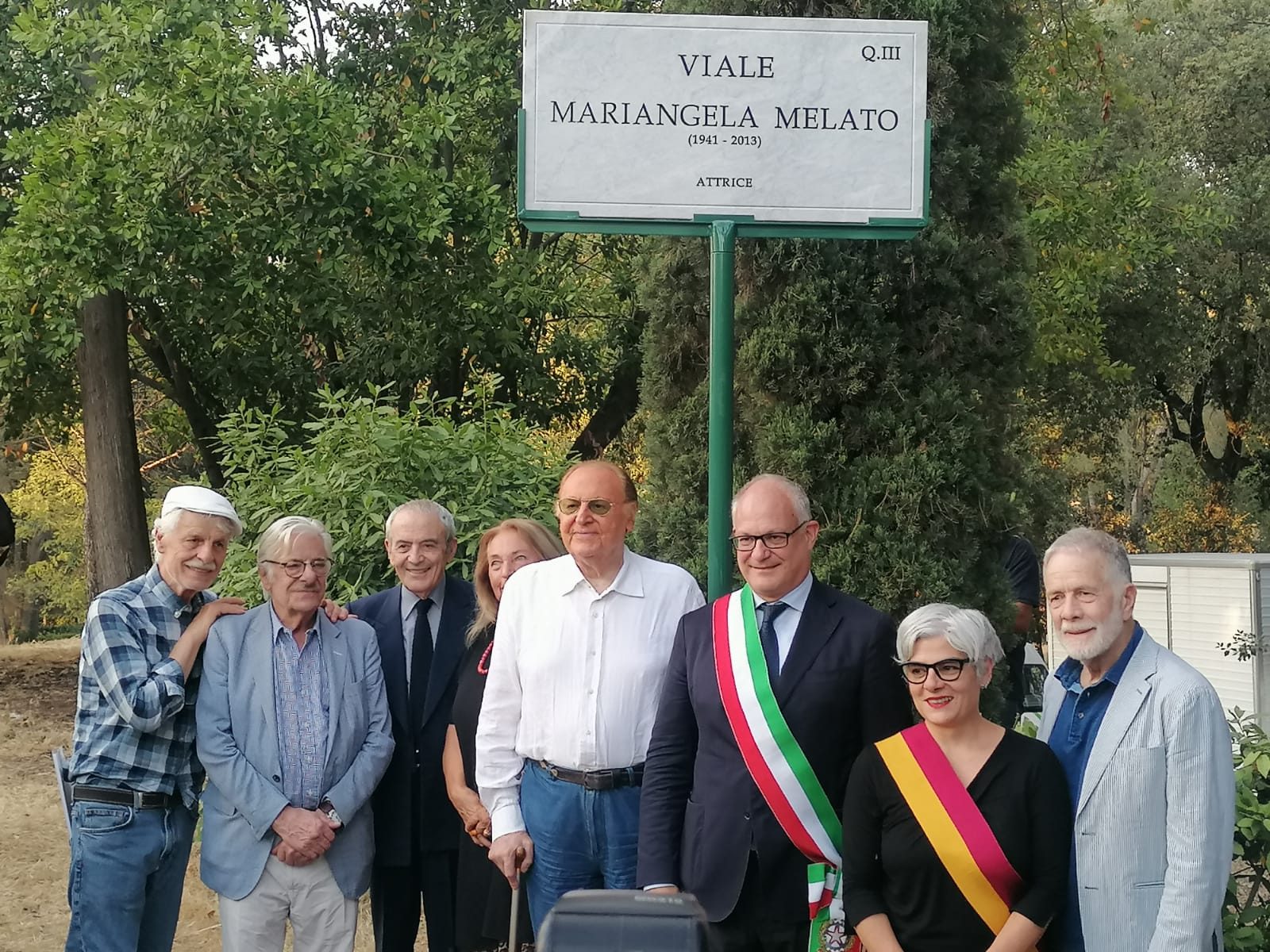 La targa per Mariangela Melato a Villa Borghese.