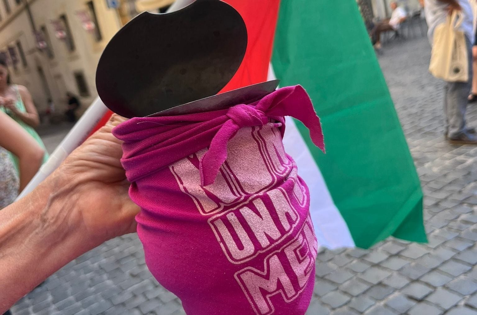 Una delle pentole utilizzate per fare rumore dalle attiviste di Non una di Meno sotto al Parlamento.