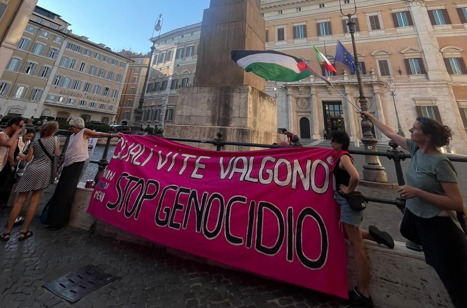 Lo striscione srotolato durante la protesta.