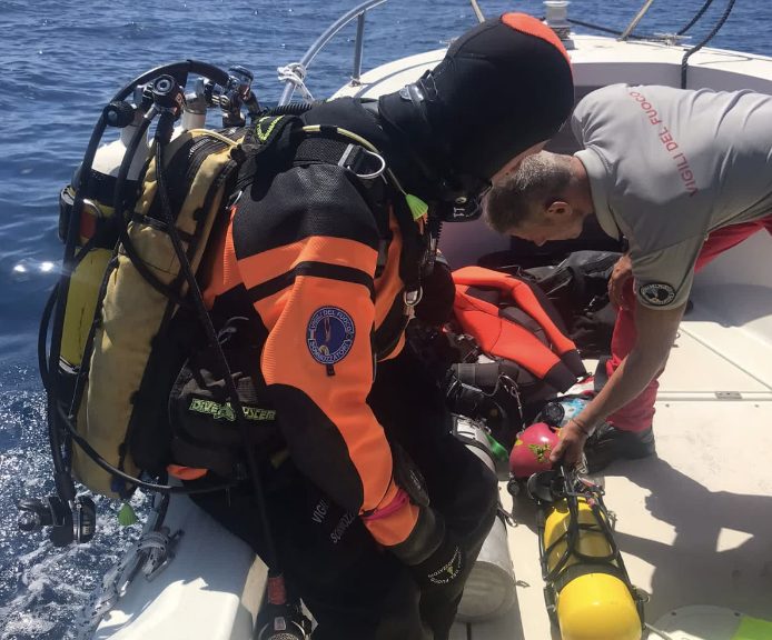 I sommozzatori cercano il disperso in mare ad Anzio
