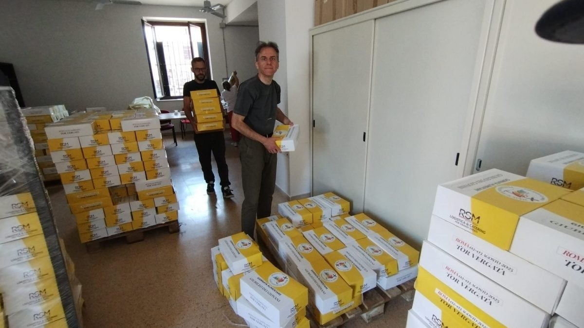 Operatori alla Caritas al lavoro per dare nuova vita alle box alimentari del Giubileo.