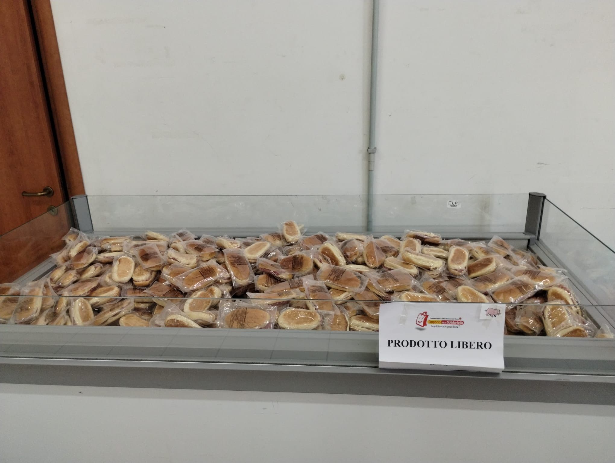 I panini all’olio avanzati, finiti all’emporio alimentare della Caritas.