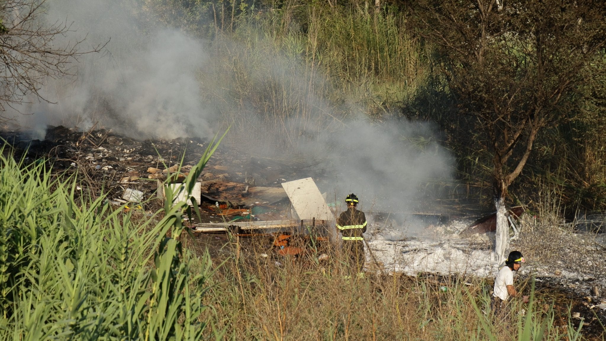 Le operazioni di spegnimento dell’incendio, foto di Gabriel Bernard.