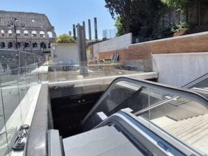 Metro-Colosseo-300x225.jpg