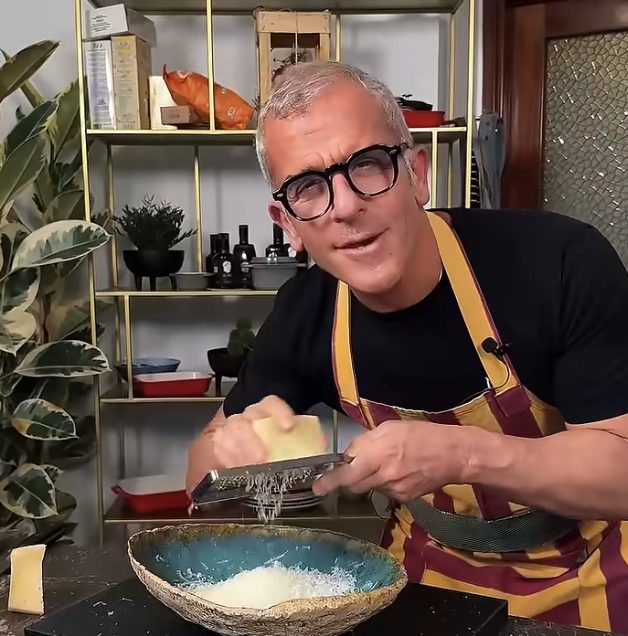 Chef Max Mariola mentre presenta la sua ricetta cacio e pepi.