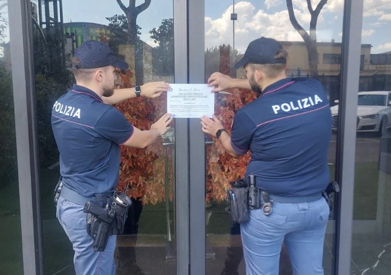 La polizia sequestra il locale.
