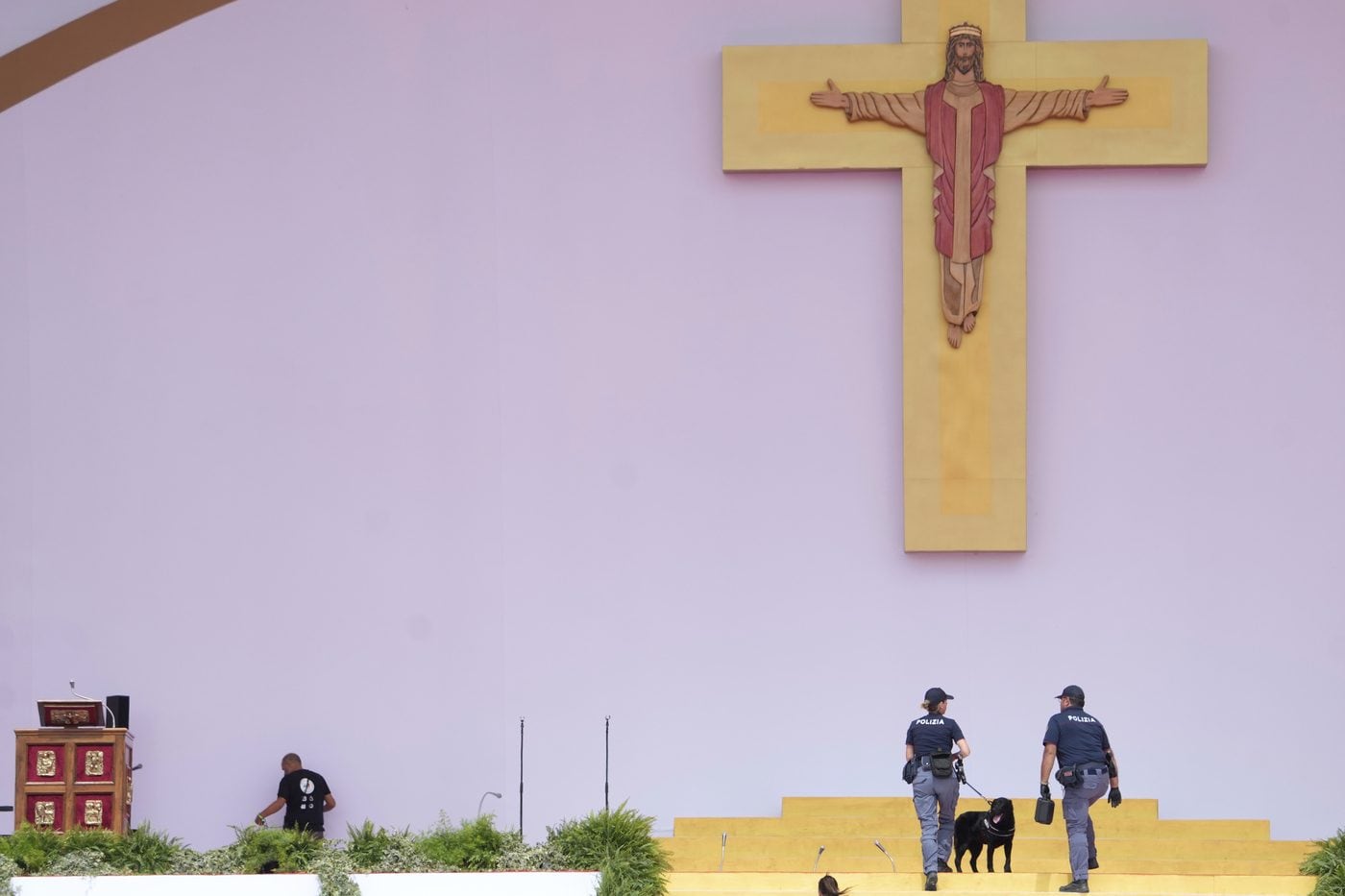 L’altare allestito a Tor Vergata per la Veglia di preghiera e la Messa