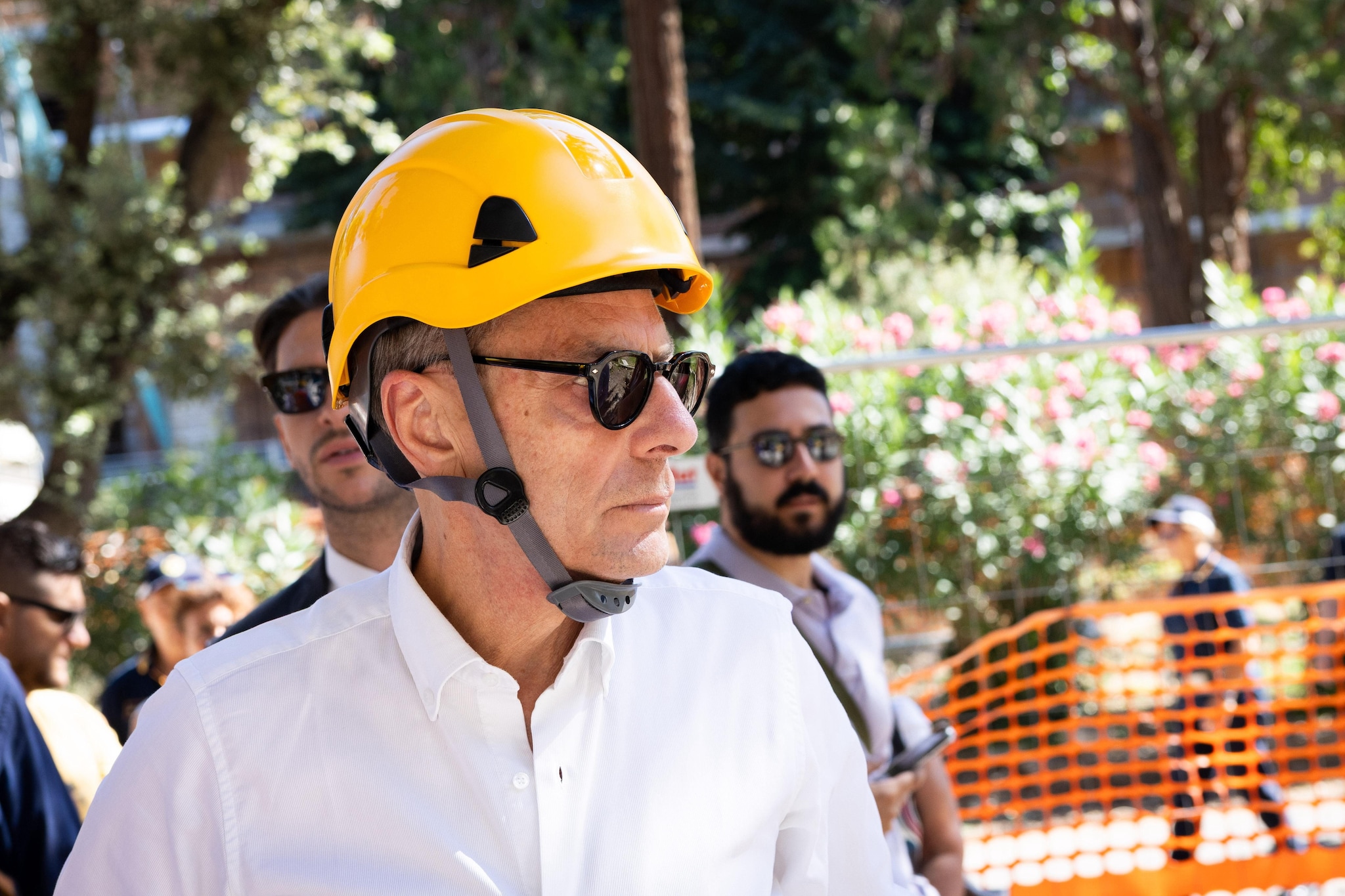 L’assessore Battaglia durante un sopralluogo.