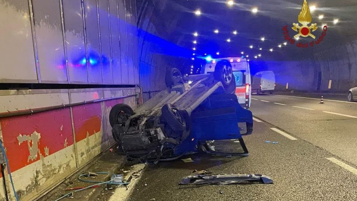 L’automobile ribaltata nell’incidente.