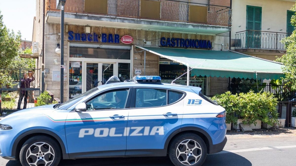 Il bar di Grotte Celoni dove si è verificata la sparatoria