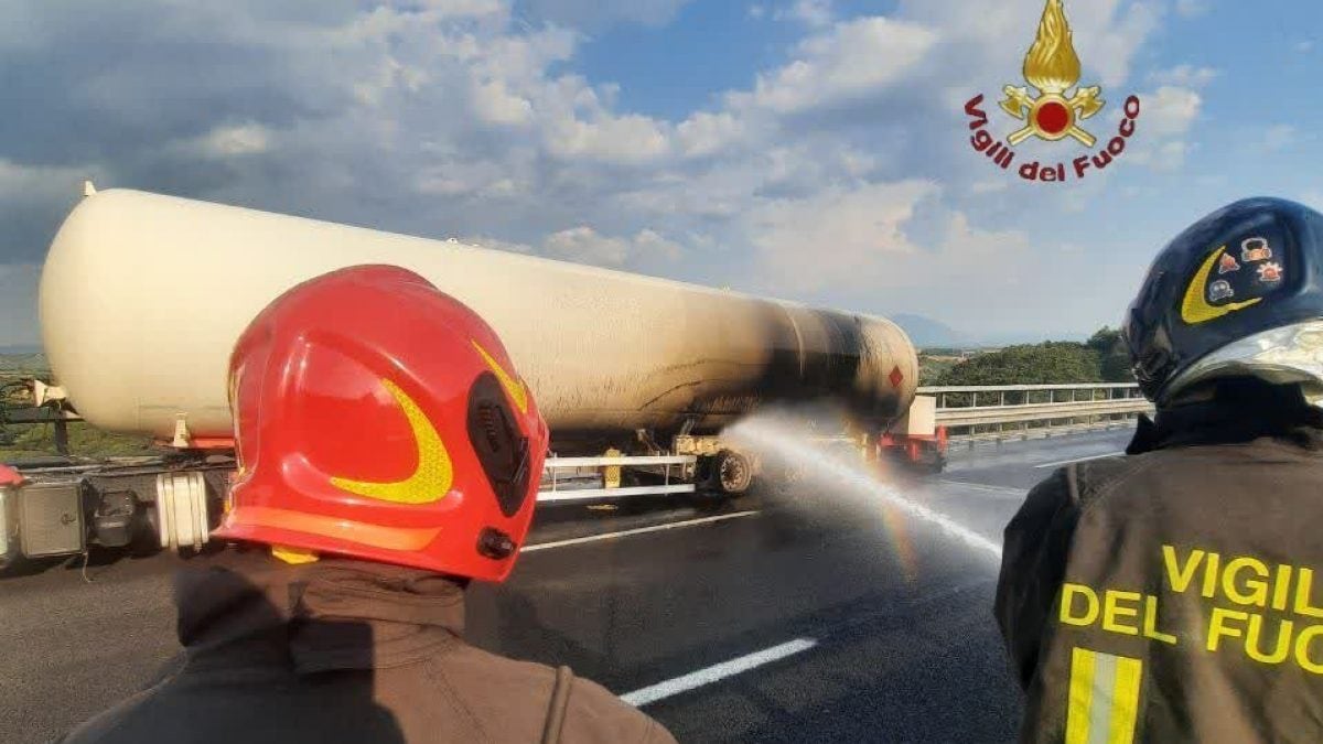 Le operazioni di spegnimento dei Vigili del Fuoco