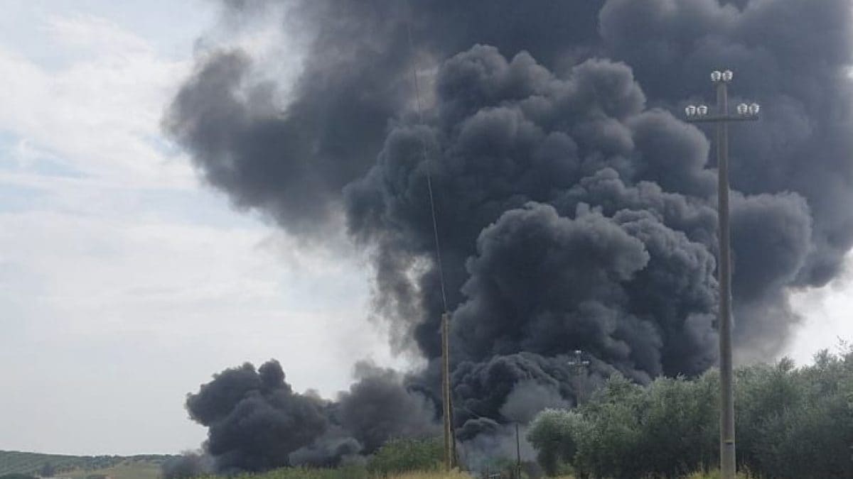 L’incendio in corso a Montelibretti.