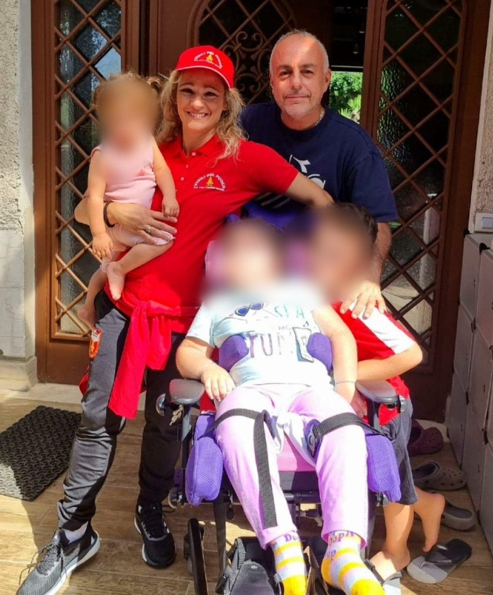 Lavinia con i genitori e i fratellini.