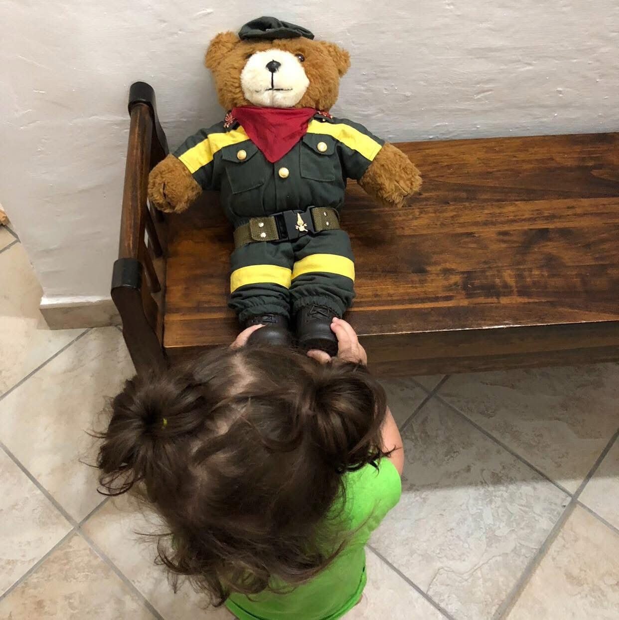 La piccola Lavinia prima dell’incidente con un peluche dei vigili del fuoco.