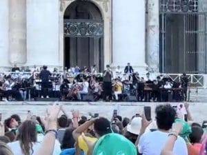 Giubileo, Mr. Rain sul sagrato di San Pietro con migliaia di giovani: &#8220;Gesù, con te siamo invincibili&#8221;