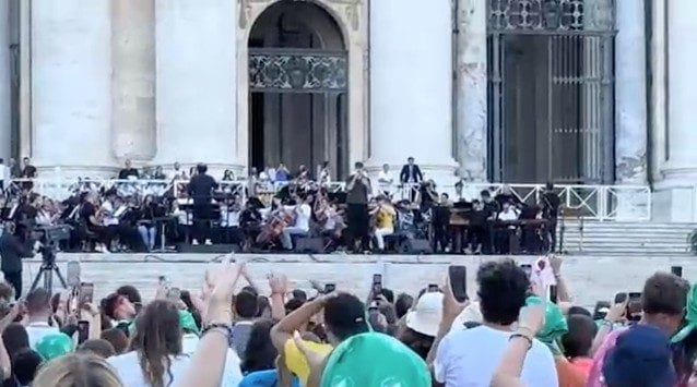 Mr Rain canta sul sagrato della basilica di San Pietro