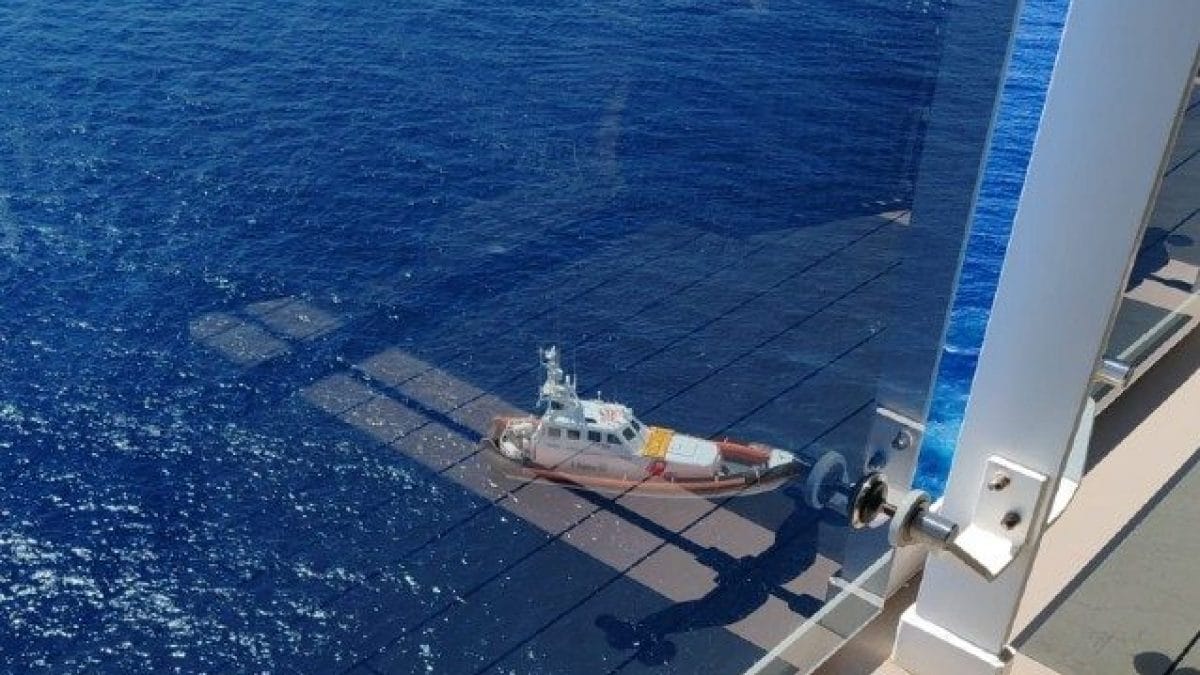 Una delle imbarcazioni della Guardia Costiera accorse per la Msc Crociere