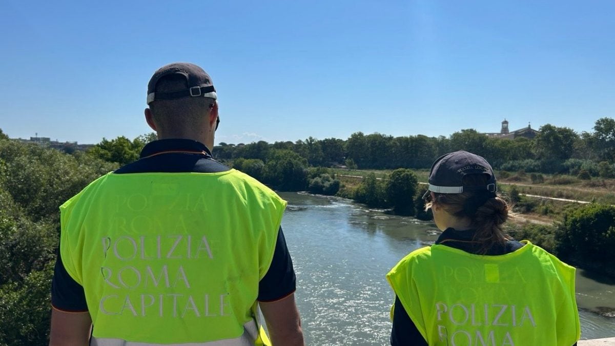 Gli agenti della polizia locale di Roma Capitale a Ponte Sisto