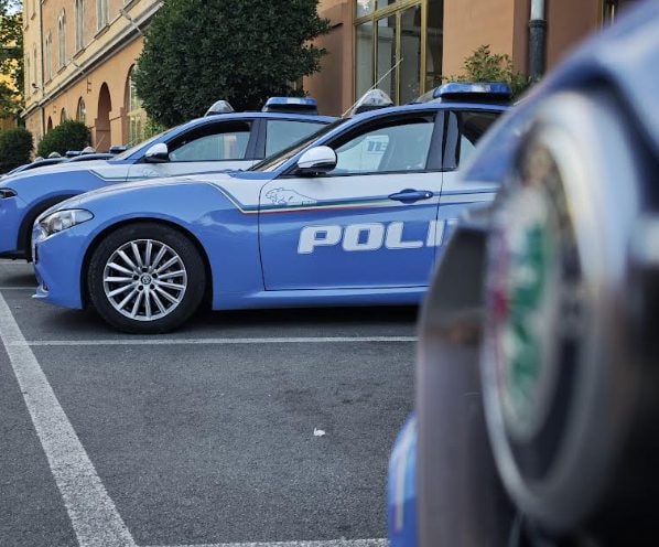 Macchinina radiocomandata in un garage, ma è una bomba: artificieri la disinnescano, indagini in corso