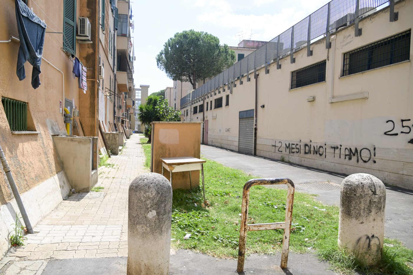 Quarticciolo, troupe Mediaset maltrattata durante un servizio sul commercio fiorente di “erbe locali” Quarticciolo, troupe Mediaset maltrattata durante un servizio sul commercio fiorente di “erbe locali”