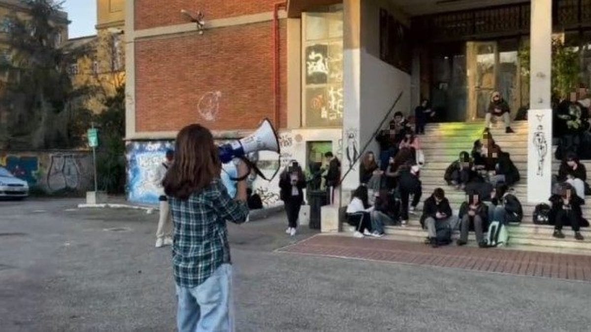 La protesta davanti al Rossellini