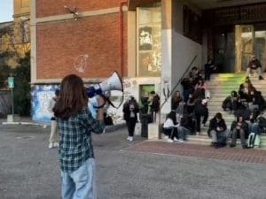 Preside trasferita a un anno dalla pensione, il collettivo Rossellini: &#8220;Gesto punitivo: era scomoda al Ministero&#8221;