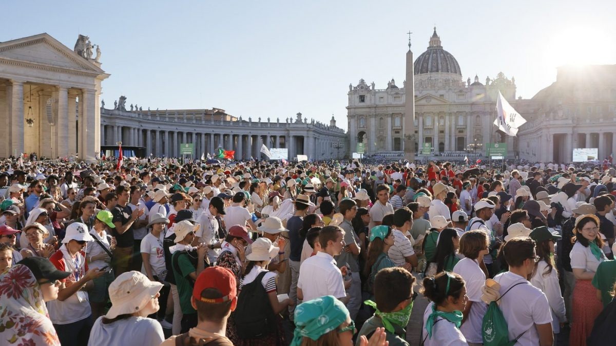 Giovani pellegrini a San Pietro (La Presse)