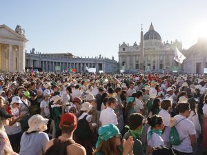Come funziona la truffa del finto pellegrino a Roma: deruba giovani fedeli mentre prega il rosario