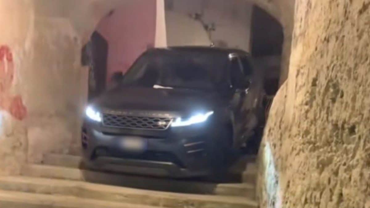 Il suv che ha imboccato la scalinata a San Felice Circeo.