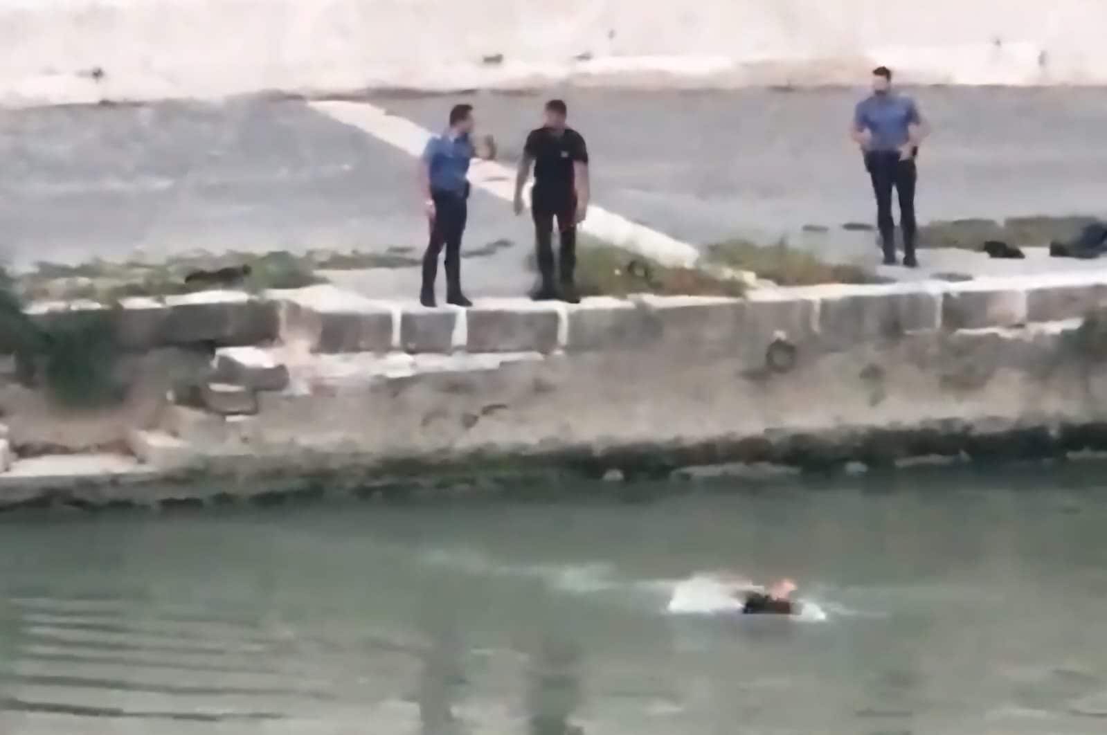 Il momento in cui uno dei due carabinieri si è lanciato in acqua.