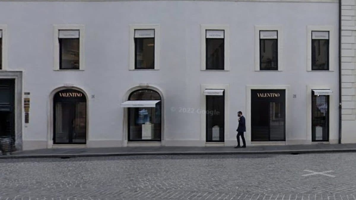 Il negozio di Valentino a Piazza Mignanelli.