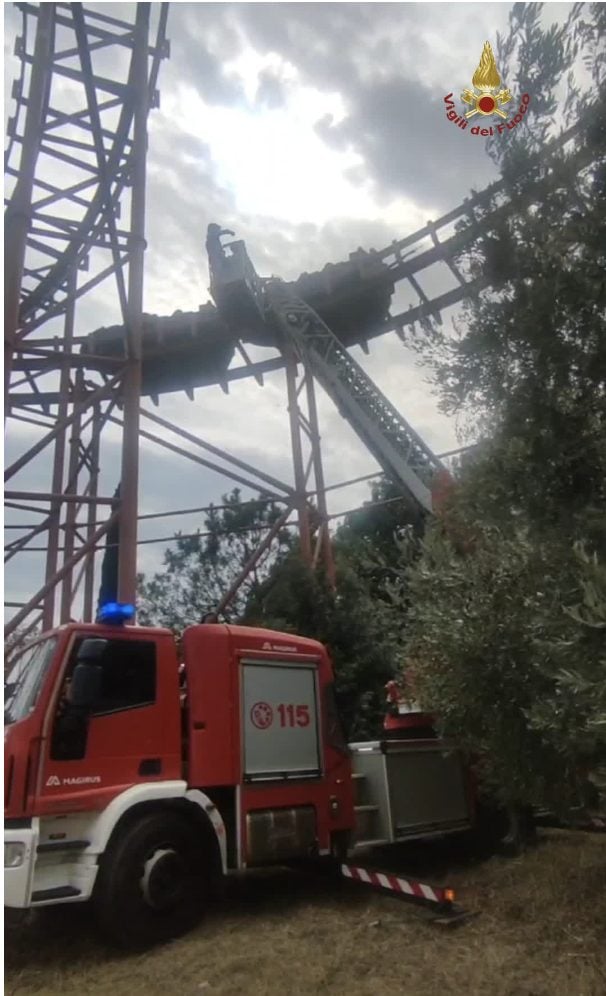 I vigili del fuoco soccorrono le persone rimaste bloccate sulle montagne russe al Parco Divertimenti Cinecittà World