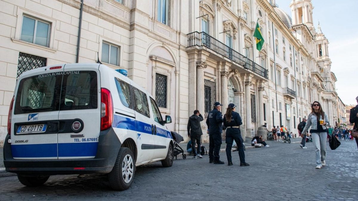 I vigili urbani durante i controlli nel centro storico di Roma (Immagine di repertorio La Presse)
