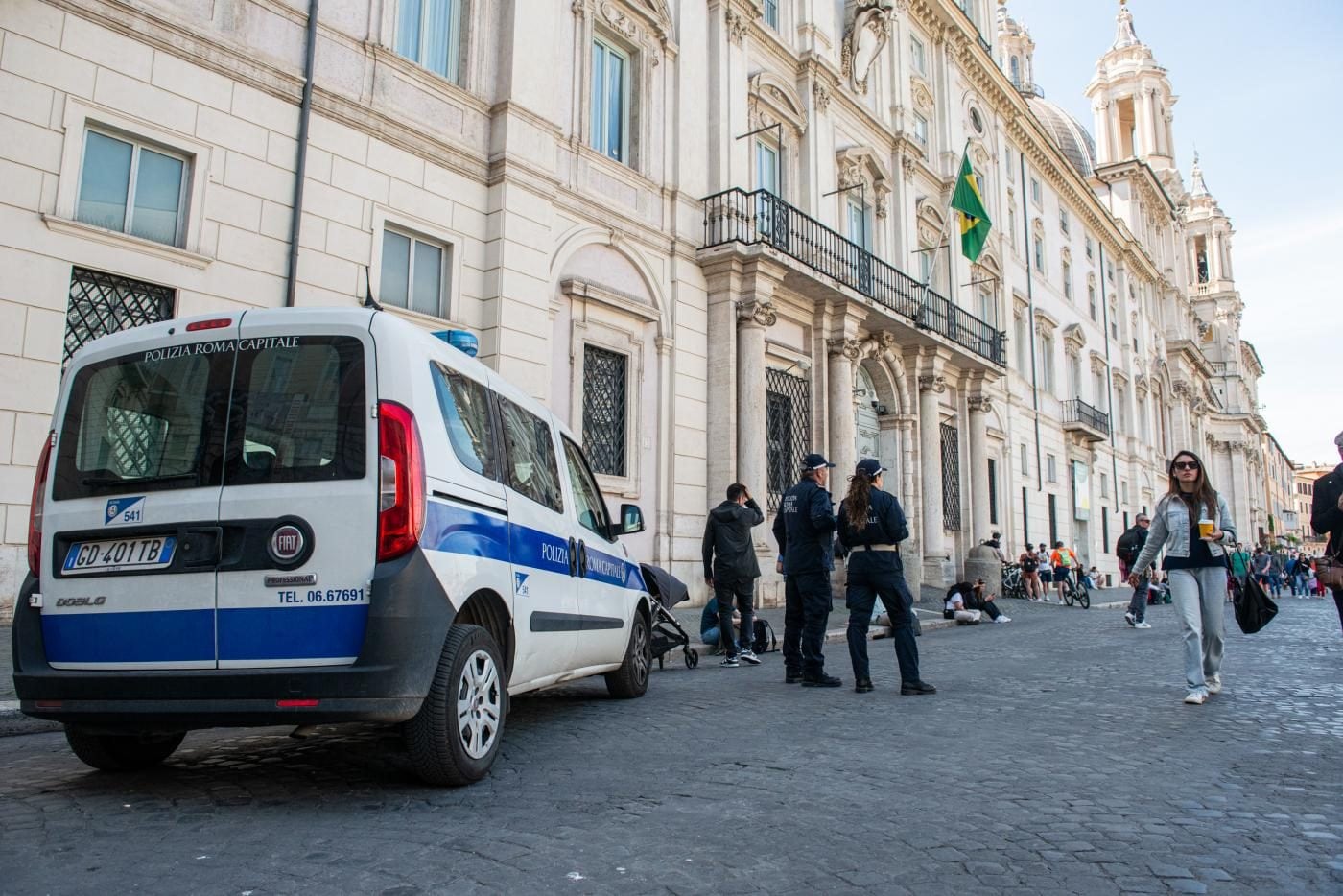 I vigili urbani durante i controlli al centro di Roma (Immagine di repertorio La Presse)