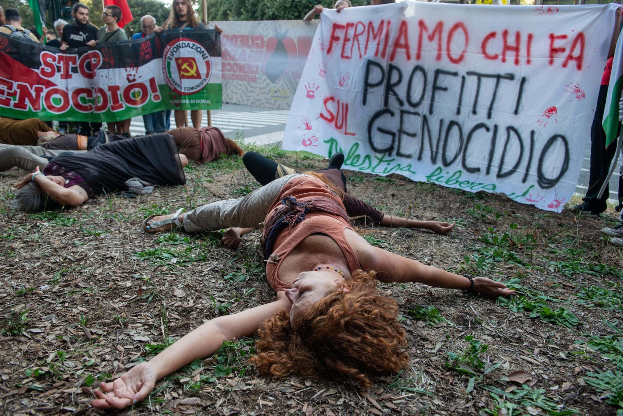 Un’immagine dalla manifestazione. "Fermiamo chi fa profitti sul genocidio".