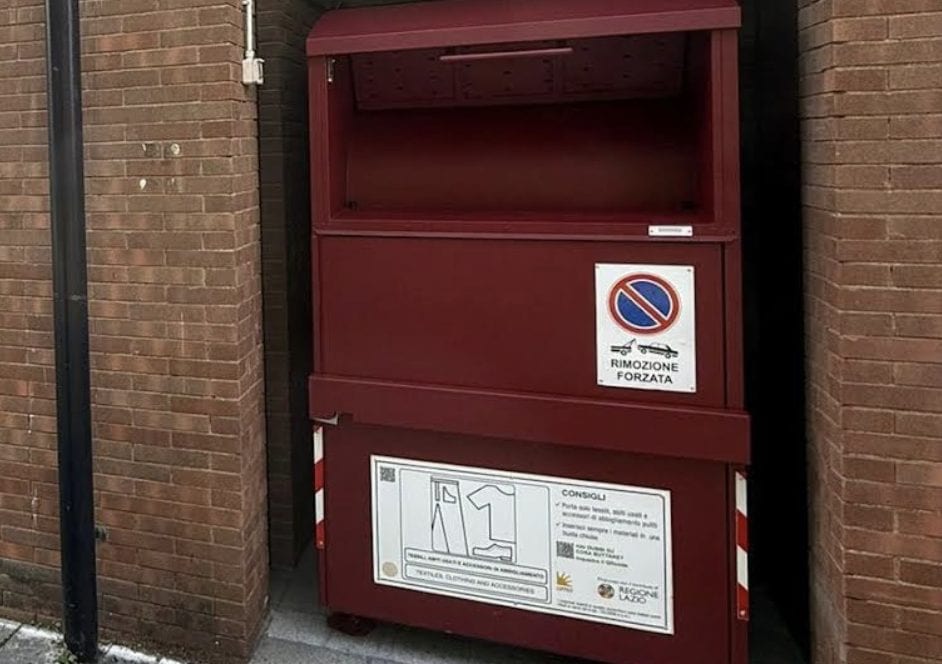 Ecco i nuovi cassonetti amaranto per la raccolta degli abiti usati a Roma dove si trovano