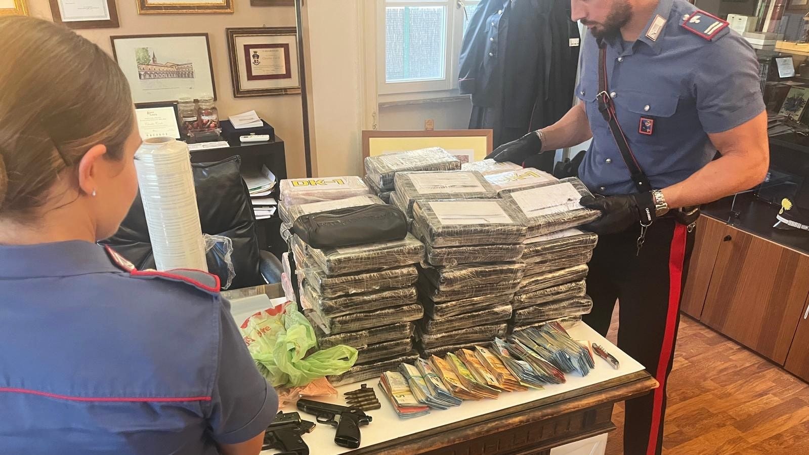 I controlli dei carabinieri sulla droga e il resto del materiale sequestrato