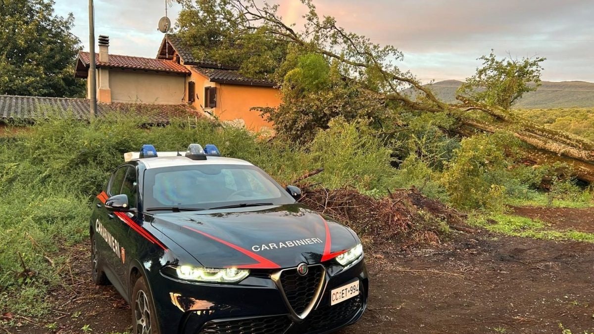 I carabinieri sul luogo del crollo.