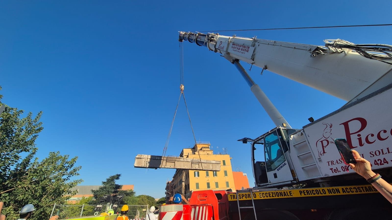 Una fase della demolizione del vecchio ponte