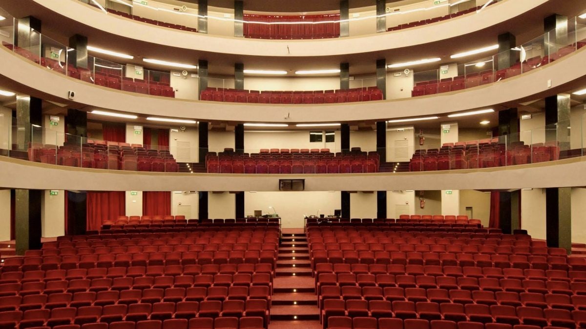 La platea del teatro Eliseo (da Google Maps)