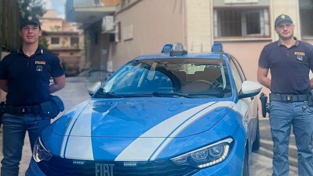 Gli agenti Flavio e Matteo intervenuti per salvare la vita al piccolo.