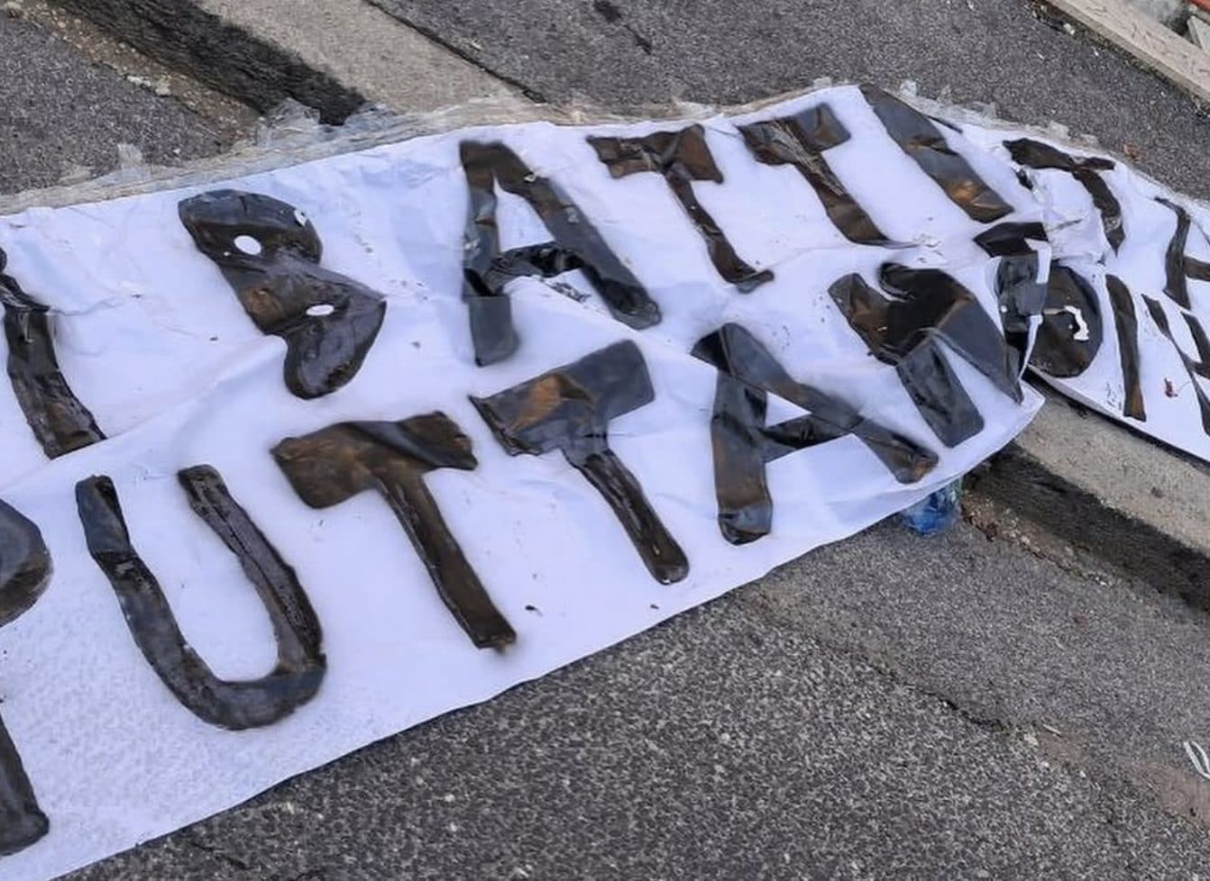 Lo striscione con insulti ad Alessandro Di Battista (da Instagram @csoalastrada)