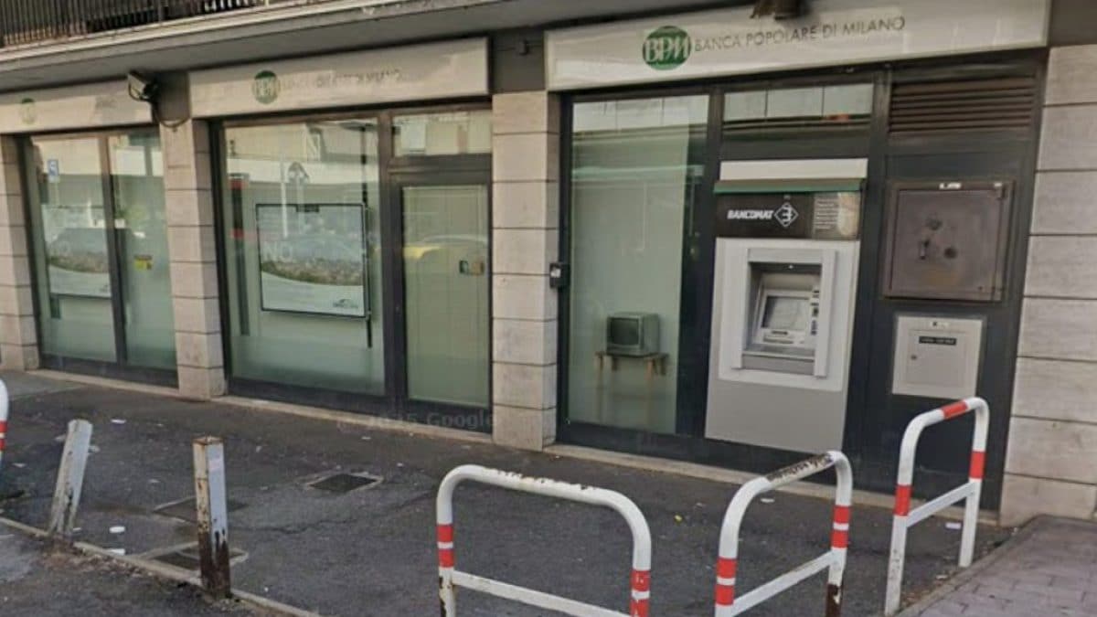 La banca rapinata in via Pietro Maffi a Primavalle (Frame da Google Maps)