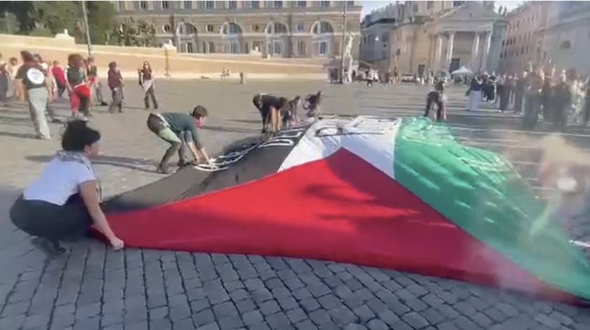 La bandiera della Palestina srotolata a Piazza del Popolo