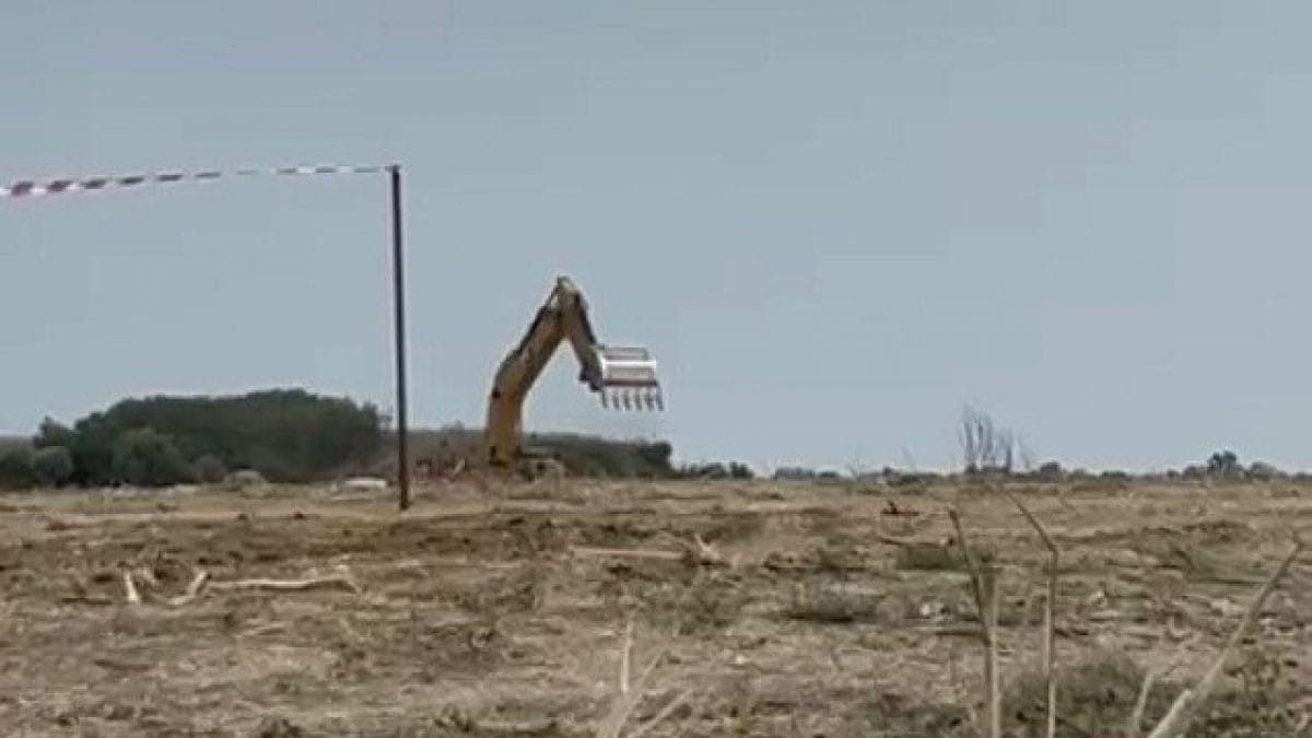 Una ruspa lavora nell’area individuata per il biodigestore a Casal Selce