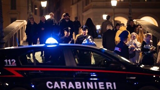 Pattuglia dei carabinieri in piazza Trilussa