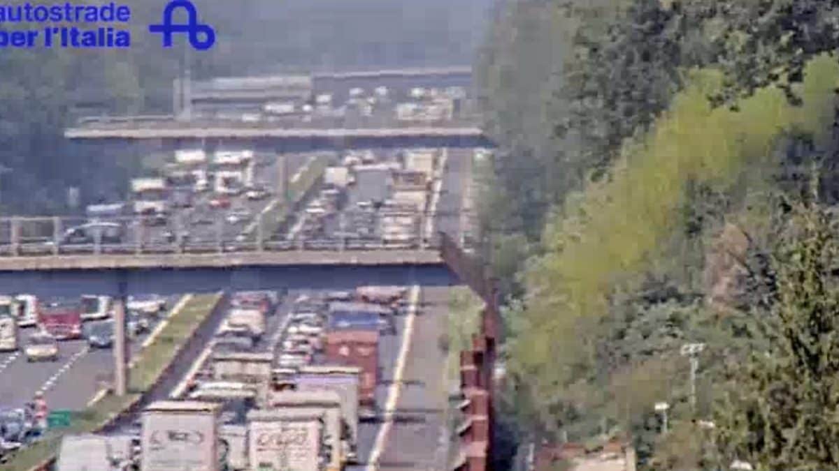 La coda al chilometro 586,1 dell’A1, altezza Valmontone, dalla webcam in tempo reale.