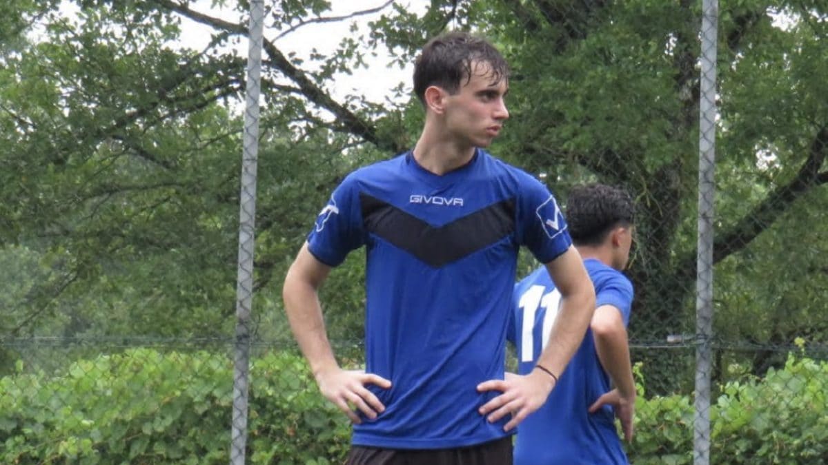 Francesco Marrocco sul campo di calcio.